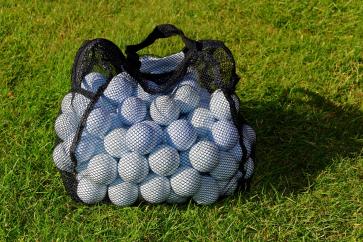EIn Netz voller Golfbälle