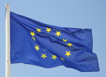 Die europäische Flagge weht im Wind