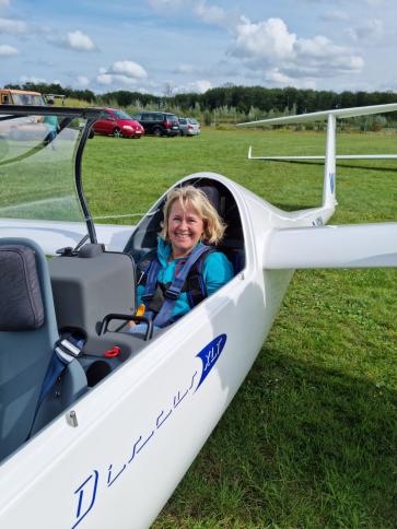 Die Siegerin des Fotowettbewerbs, Bettina Spennemann, sitzt in einem Segelflugzeug