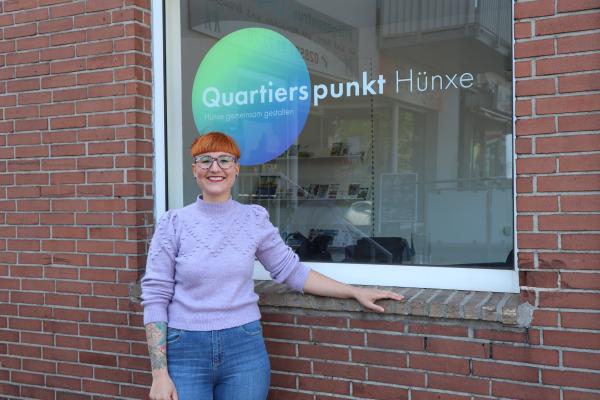 Die Quartiersmanagerin Annelie Giersch vor dem Quartierspunkt