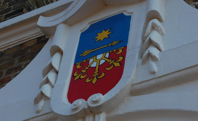 Das Wappen der Gemeinde Hünxe am Rathauseingang